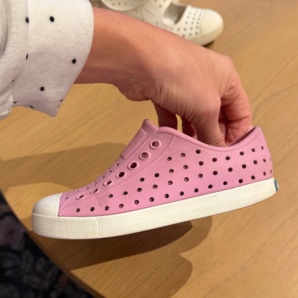 Native Pink and White Slip-On Jefferson. Little kids size 11 Footwear - Picture 5 of 6